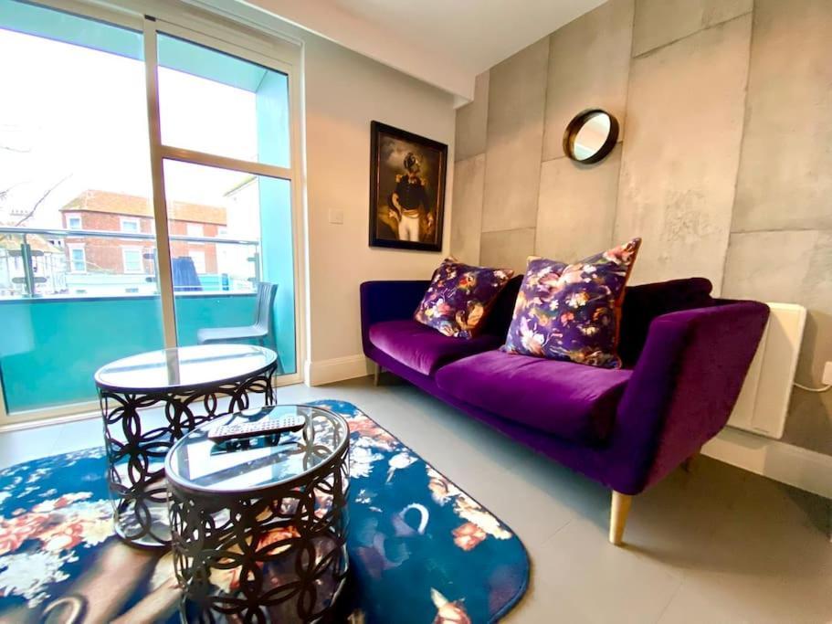 Stunning Apartment - 1 Minute Walk To Poole Quay - Great Location - Free Parking - Fast Wifi - Smart Tv - Newly Decorated - Sleeps Up To 2! Close To Poole & Bournemouth & Sandbanks Kültér fotó