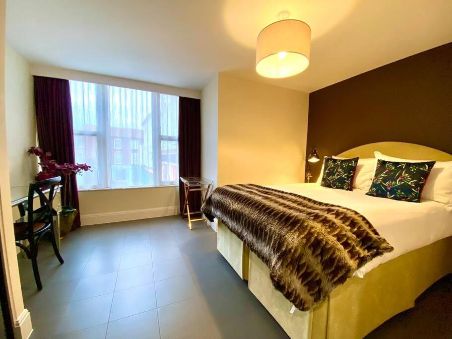 Stunning Apartment - 1 Minute Walk To Poole Quay - Great Location - Free Parking - Fast Wifi - Smart Tv - Newly Decorated - Sleeps Up To 2! Close To Poole & Bournemouth & Sandbanks Kültér fotó