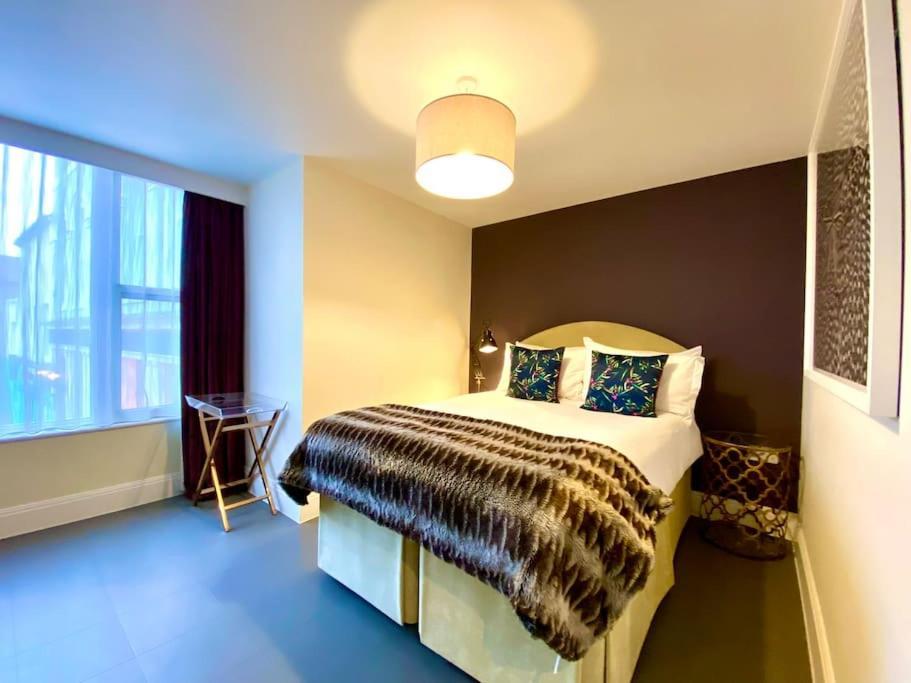 Stunning Apartment - 1 Minute Walk To Poole Quay - Great Location - Free Parking - Fast Wifi - Smart Tv - Newly Decorated - Sleeps Up To 2! Close To Poole & Bournemouth & Sandbanks Kültér fotó