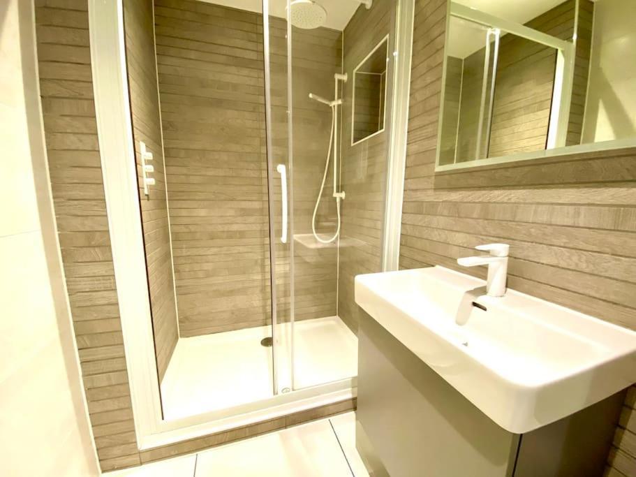 Stunning Apartment - 1 Minute Walk To Poole Quay - Great Location - Free Parking - Fast Wifi - Smart Tv - Newly Decorated - Sleeps Up To 2! Close To Poole & Bournemouth & Sandbanks Kültér fotó